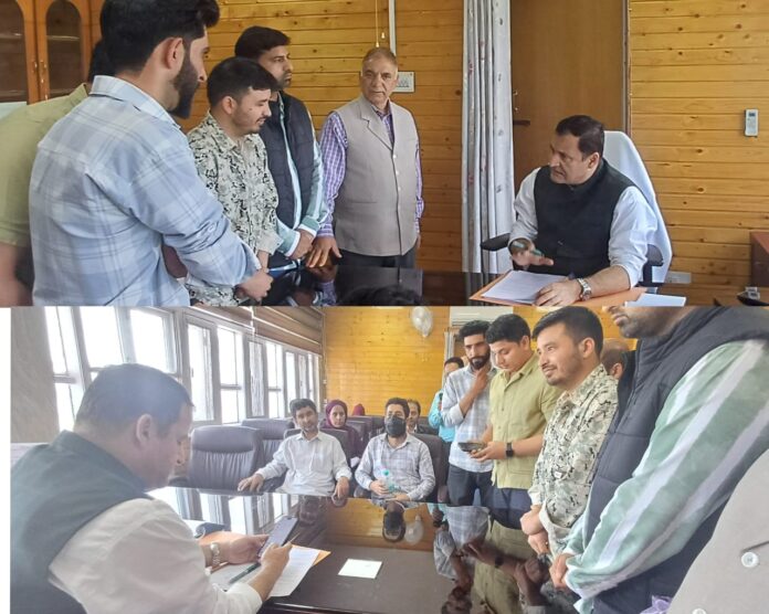 Javid Dar meets delegations_ assures prompt redress of public concerns-6